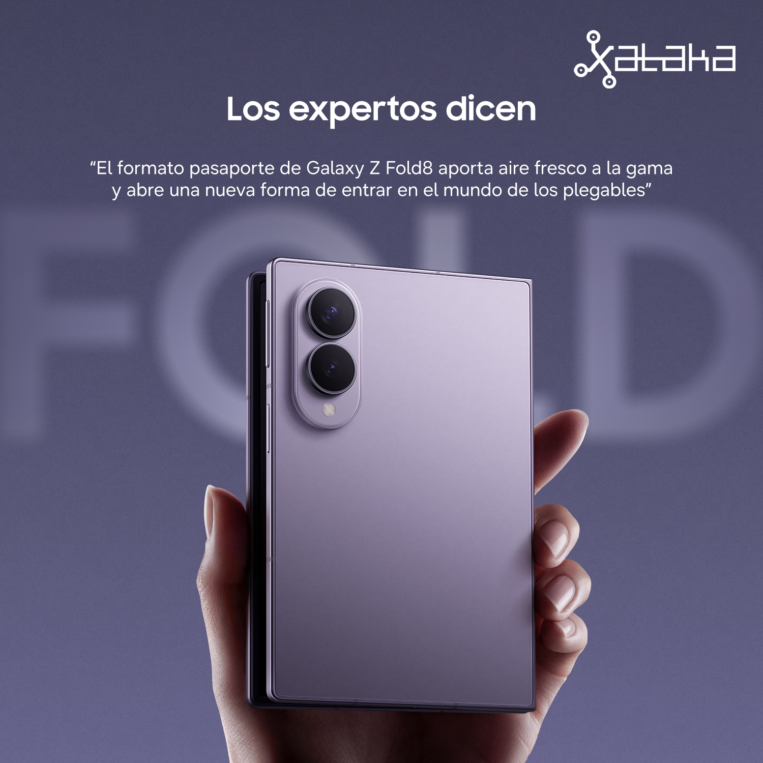 Una mano sostiene un smartphone plegable morado con doble cámara trasera sobre fondo morado.