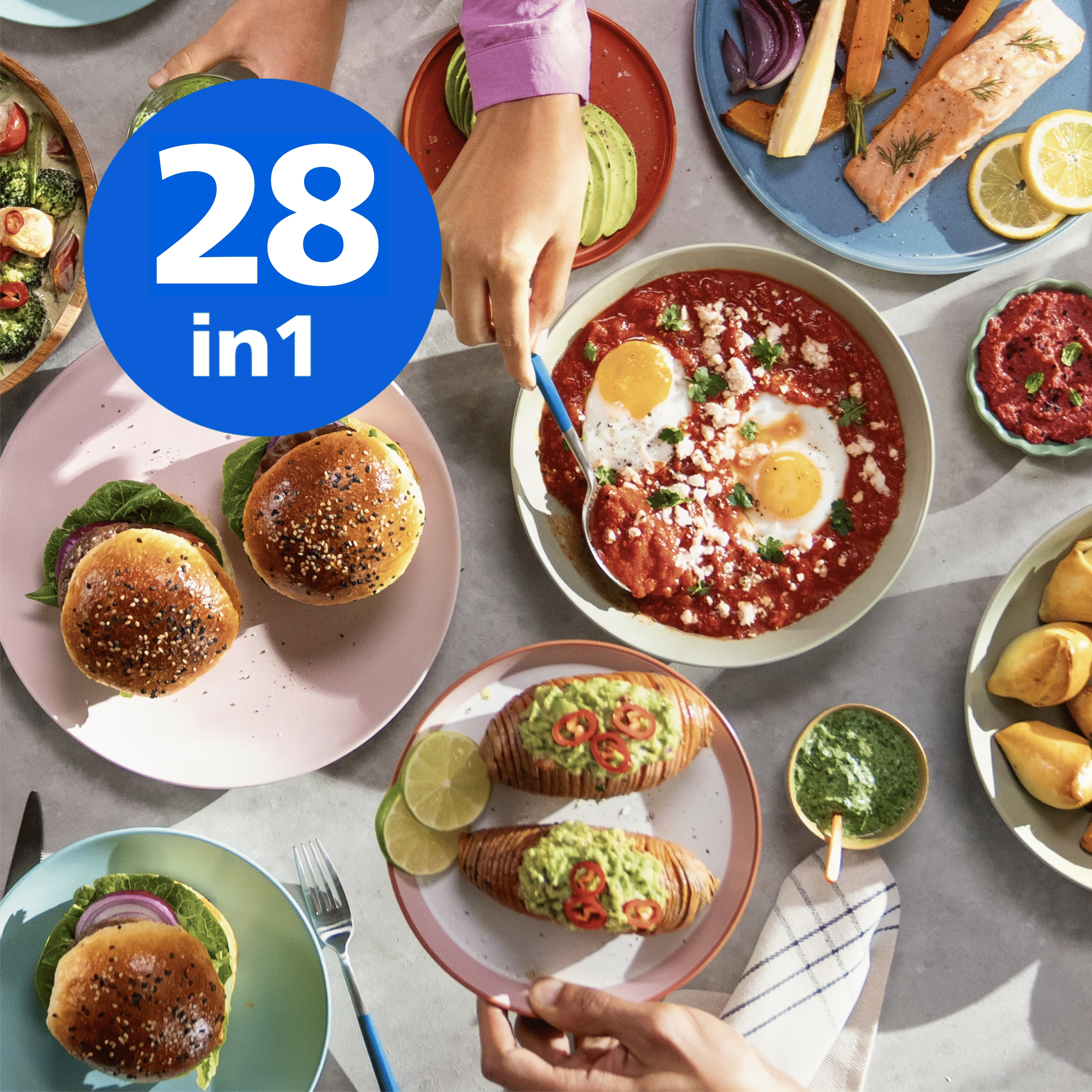 Vue plongeante d'une table dressée avec divers plats, des hamburgers et un repère rond.