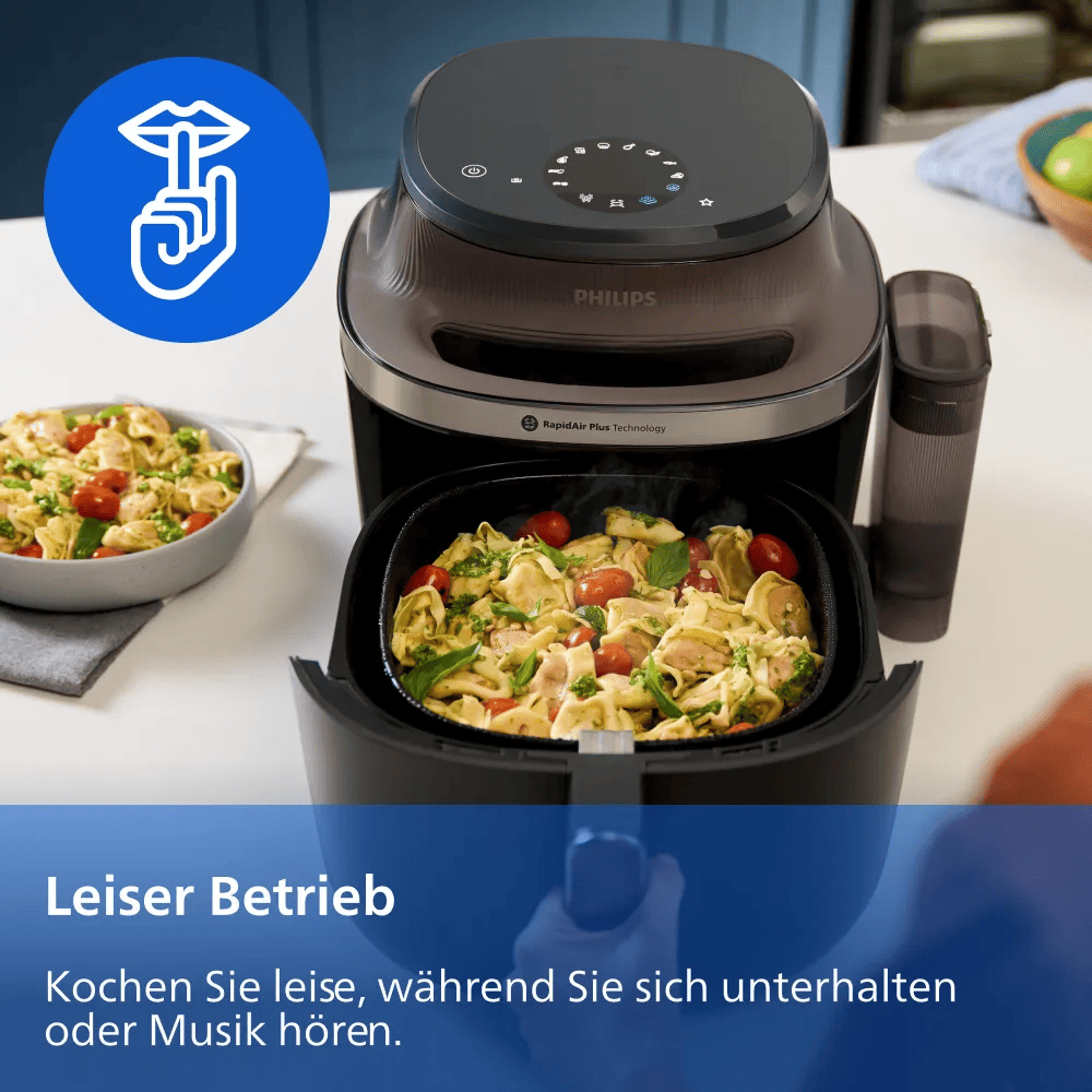 Eine schwarze Philips Heißluftfritteuse auf einer Küchenarbeitsplatte mit einem offenen Korb voller Tortellini.