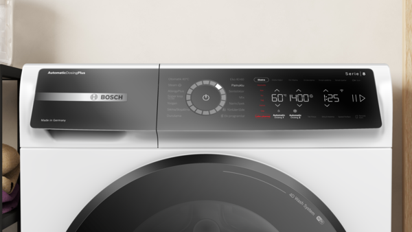 Dijital ekrana sahip beyaz bir Bosch çamaşır makinesinin kontrol panelinin yakın plan görüntüsü.