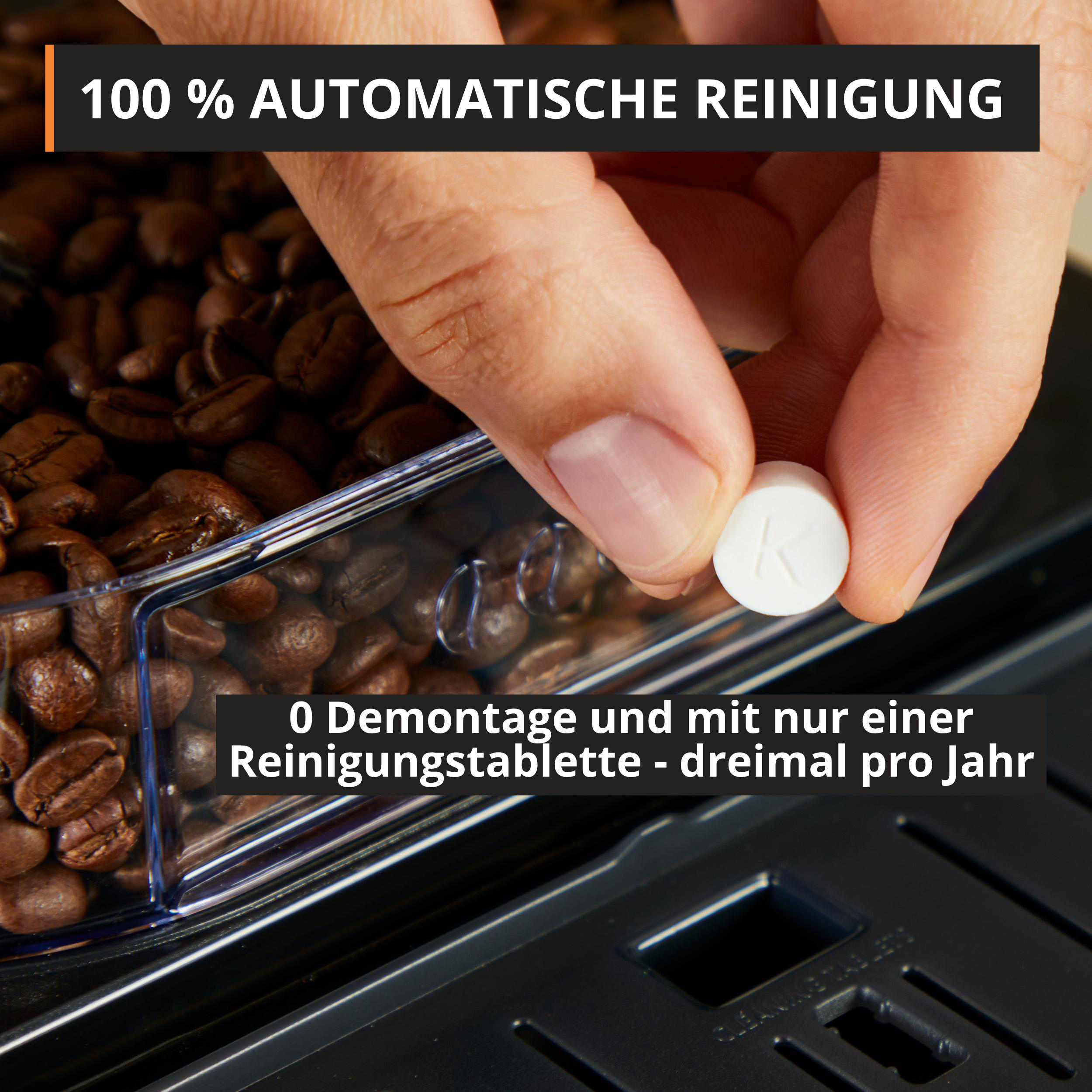Hand legt weiße Reinigungstablette neben Kaffeebohnenbehälter.