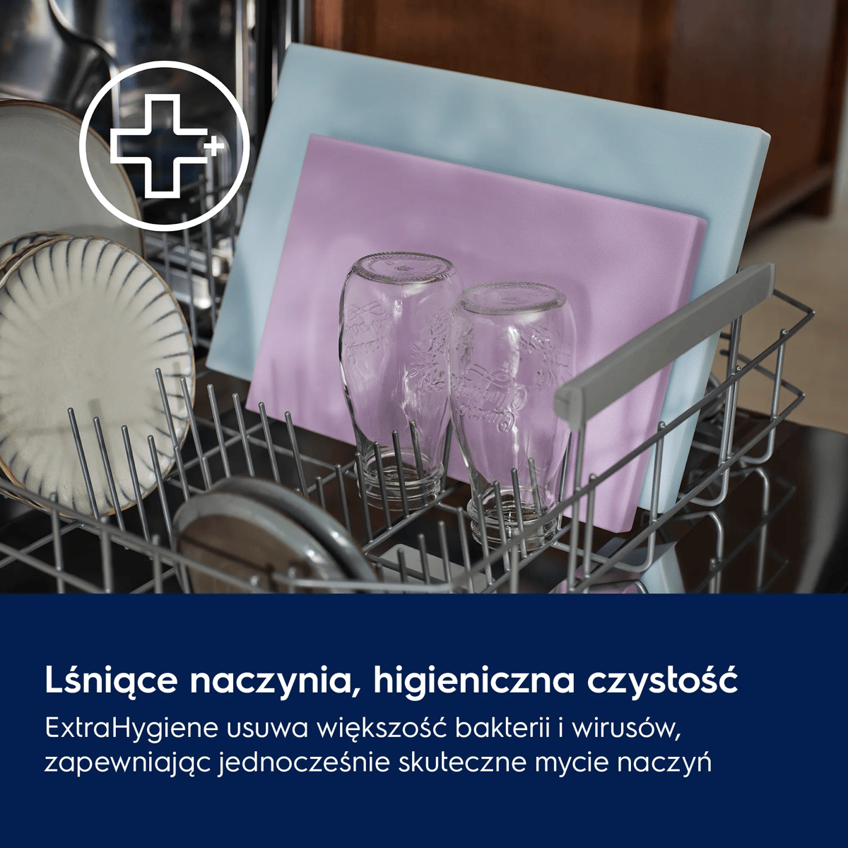 Zmywarka z talerzami, dwoma szklanymi butelkami i deskami, na dole niebieski baner z tekstem.