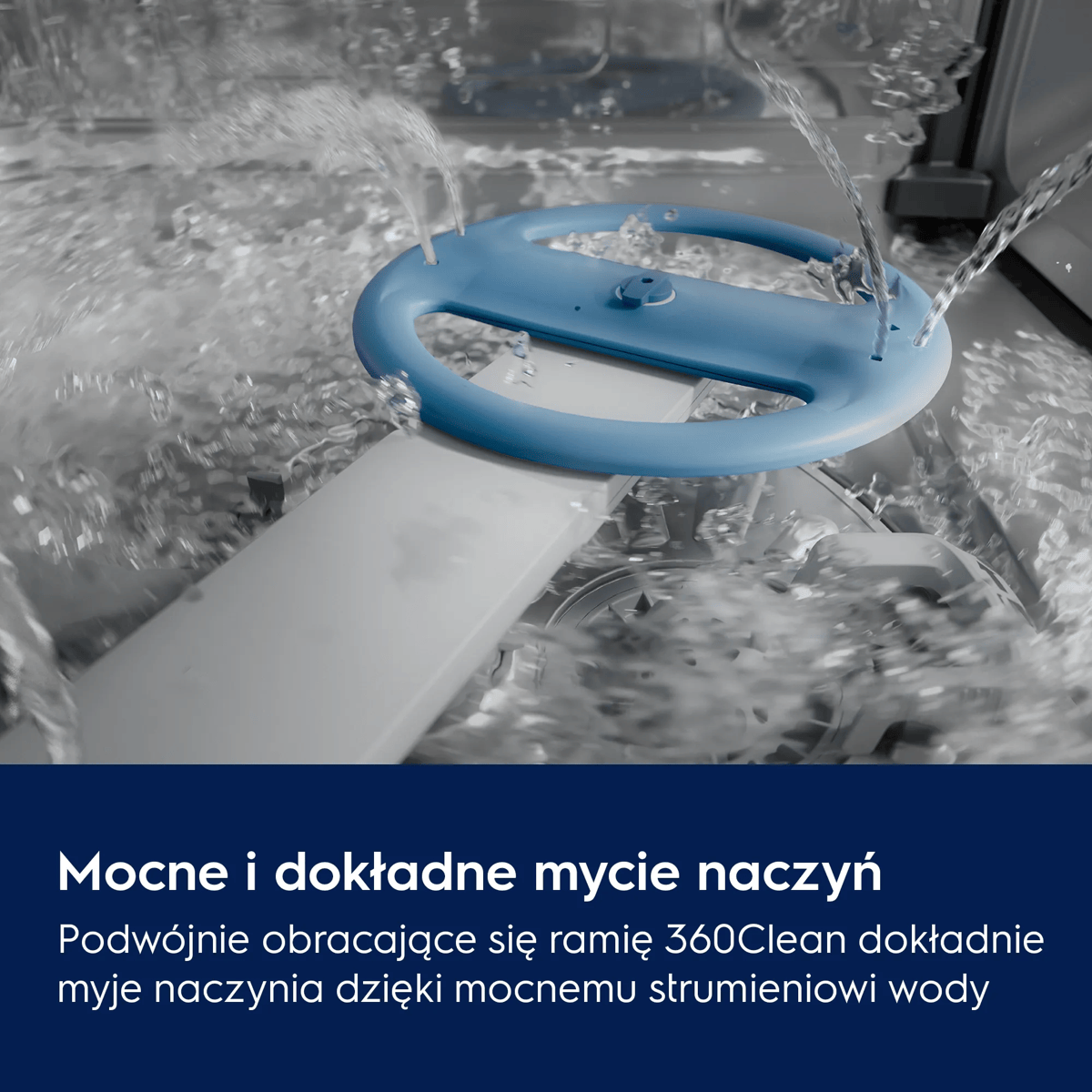 Niebieskie ramię natryskowe działające z silnym strumieniem wody w zmywarce.