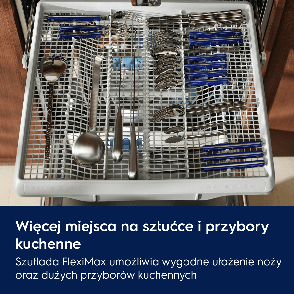 Otwarta szuflada na sztućce w zmywarce wypełniona widelcami, łyżkami i nożami.