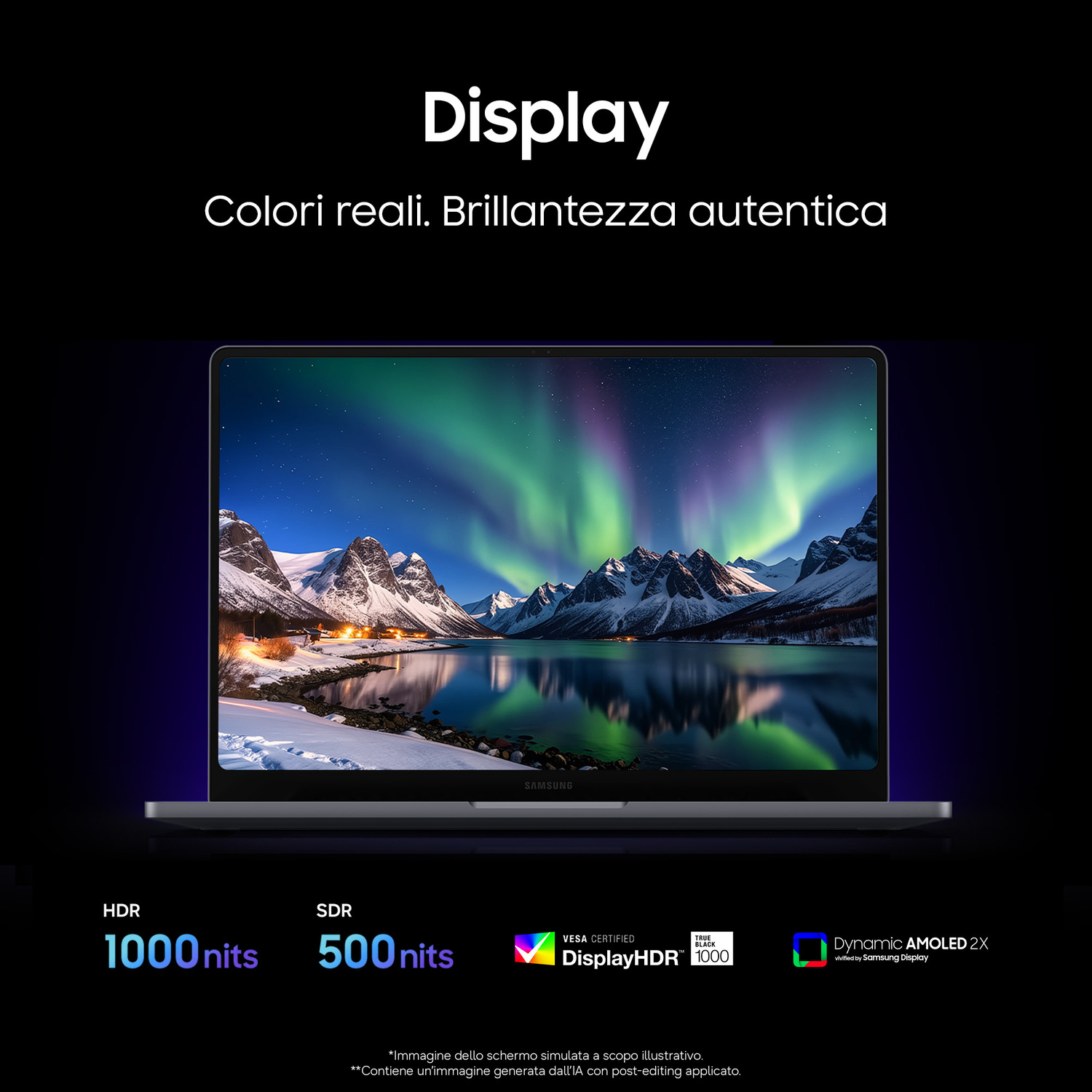 Laptop con display vivido mostra un paesaggio montano notturno con aurora boreale verde sopra un lago.