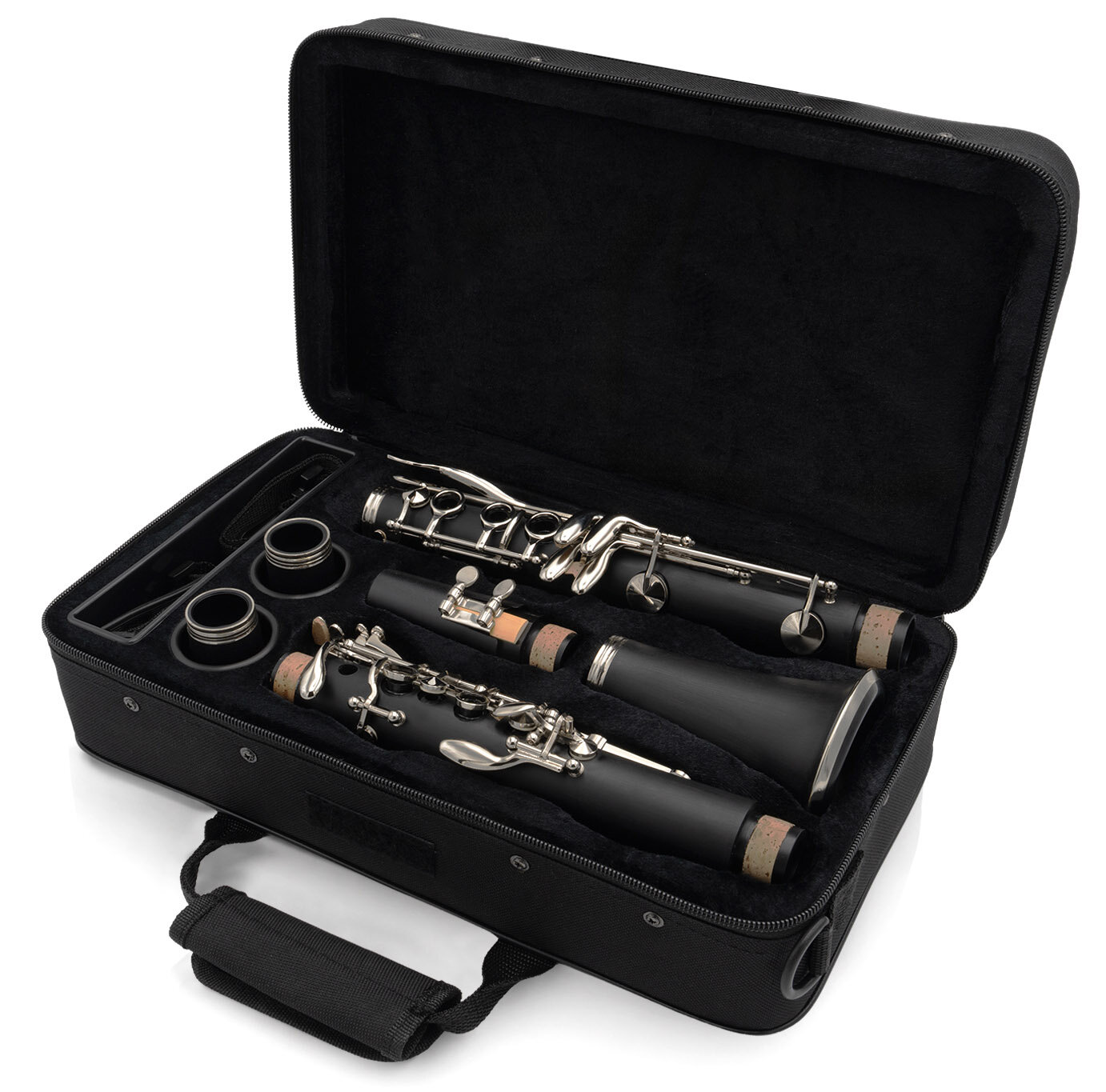 Otwarty czarny futerał na klarnet zawierający rozłożony instrument ze srebrnymi klapami.