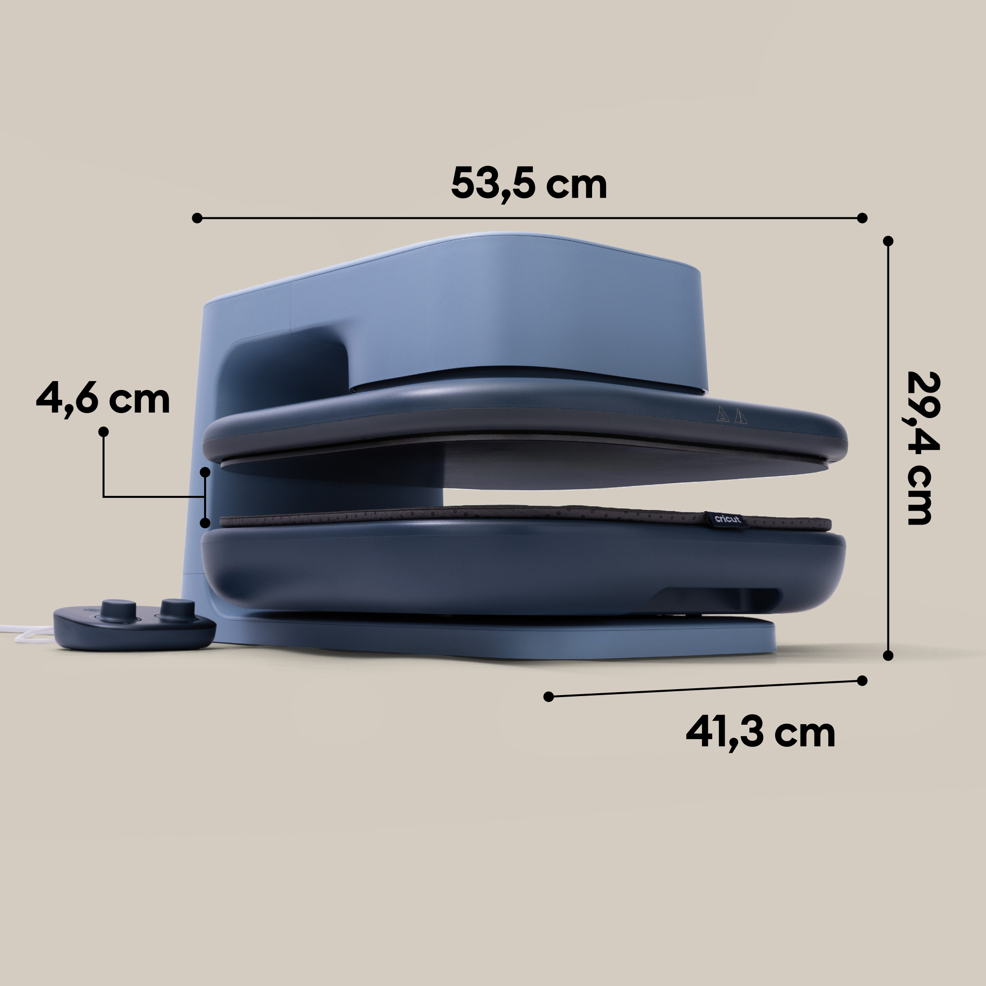 Blaue Cricut Autopress mit Maßen von 53,5 cm Breite, 29,4 cm Höhe und 41,3 cm Tiefe.