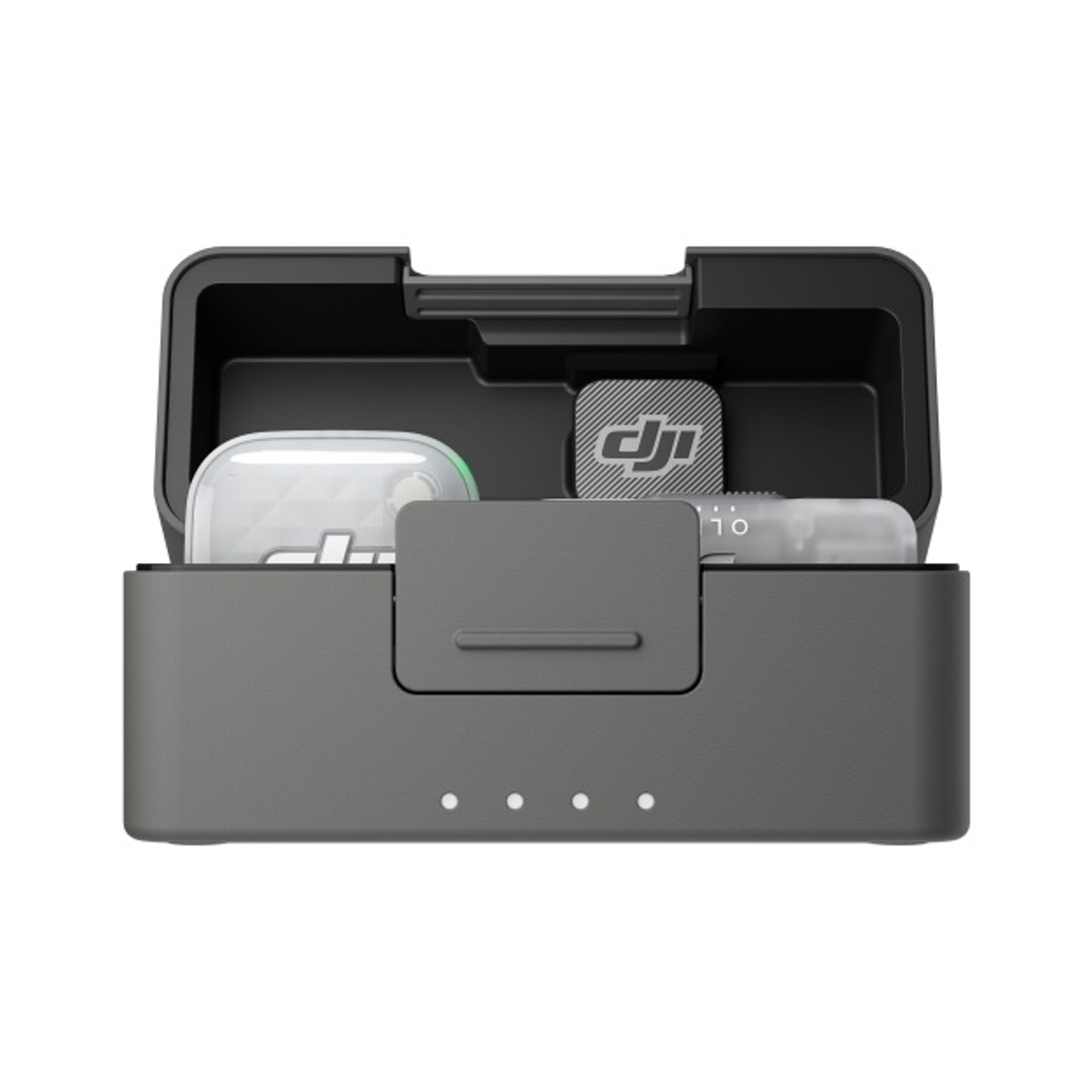 Una custodia di ricarica DJI grigio scuro aperta contenente trasmettitori audio wireless e una piastra magnetica.
