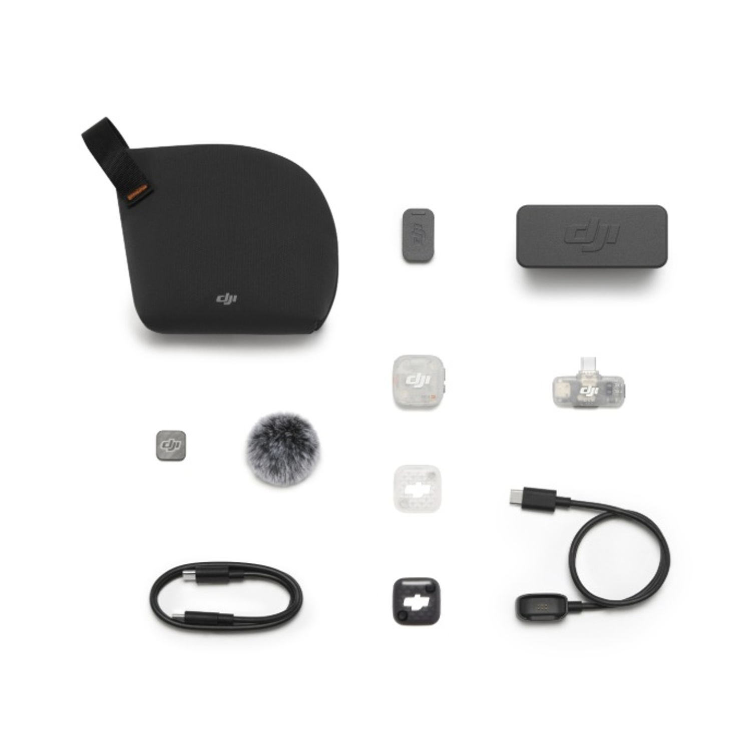 Set microfono DJI con custodia, ricevitori, antivento e cavi su sfondo bianco.