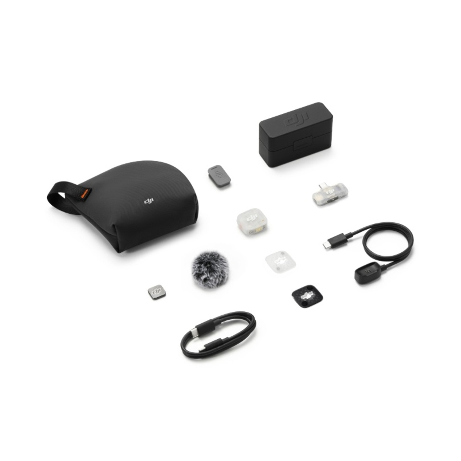 Kit microfono DJI con custodia, custodia di carica, cavi, antivento e accessori su sfondo bianco.
