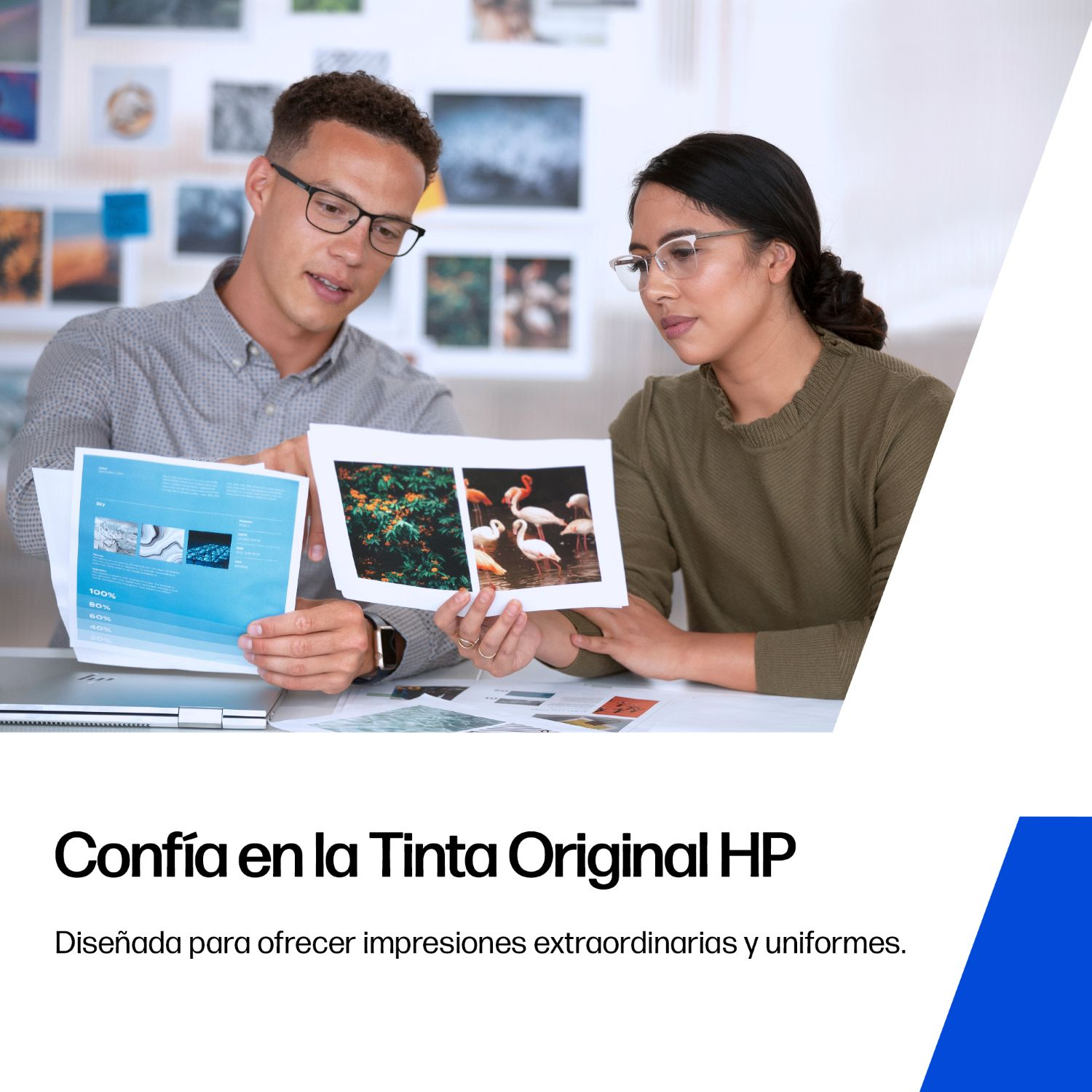 Un hombre y una mujer revisan fotos y documentos impresos en un escritorio en una oficina.