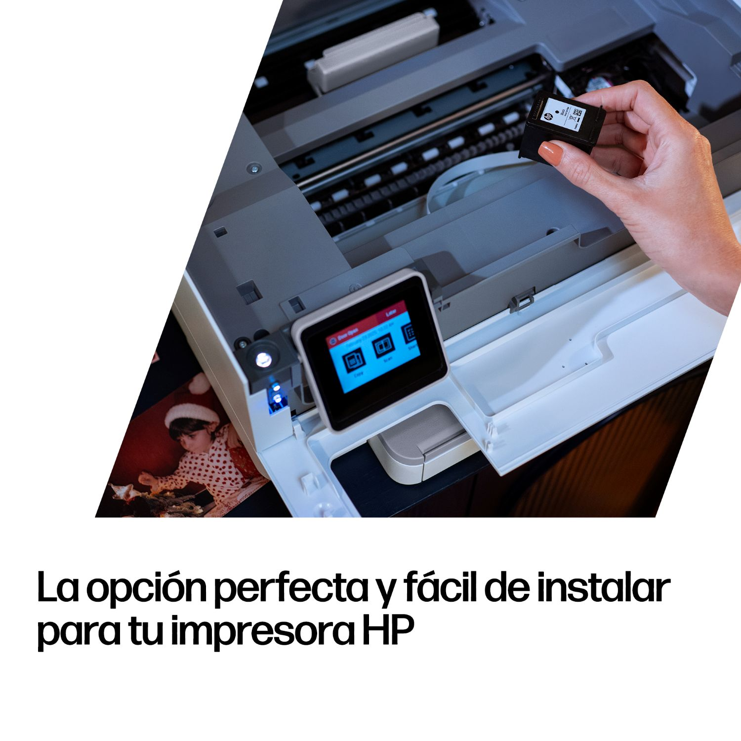 Una mano instala un cartucho de tinta negra en una impresora HP.