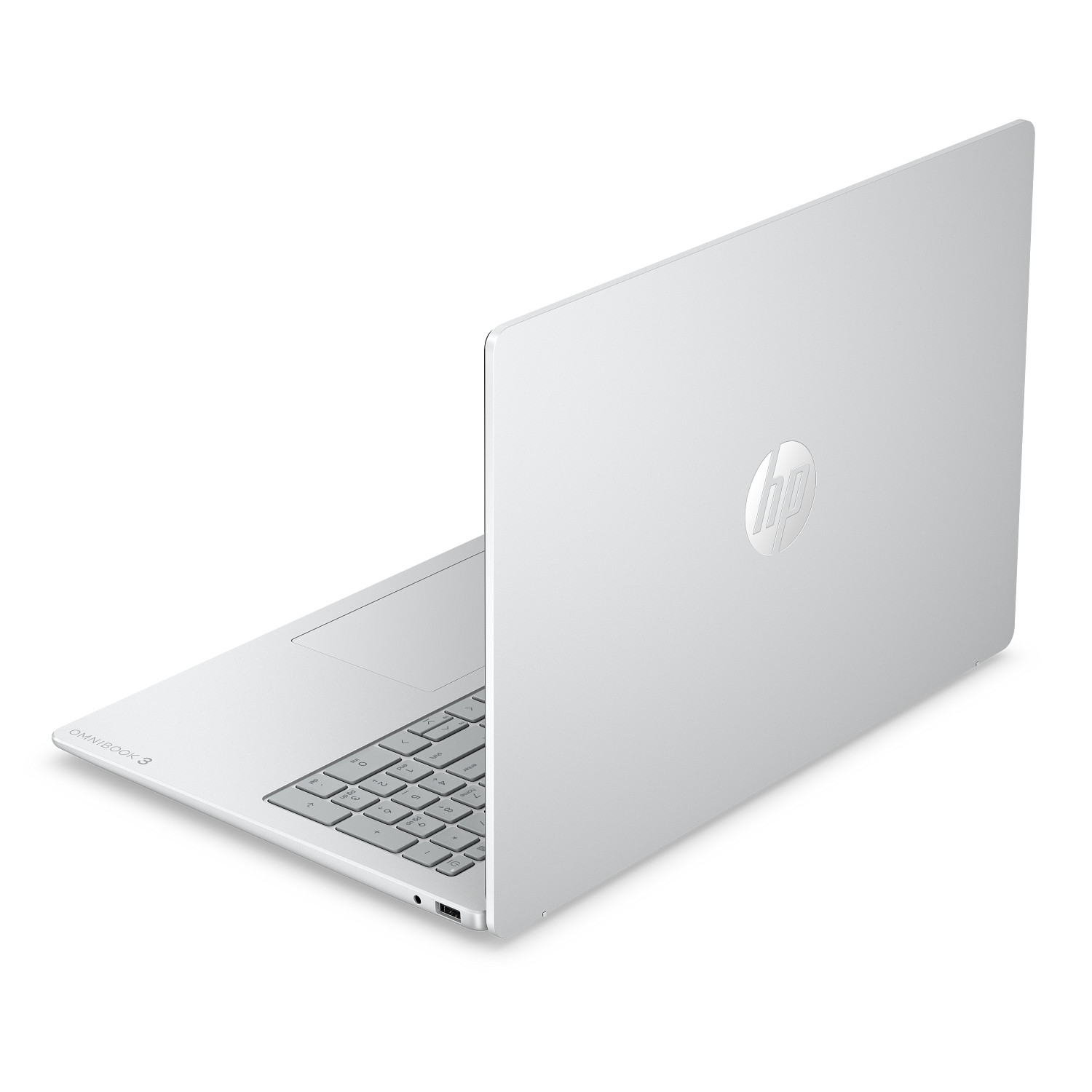 Portátil HP OmniBook plateado, fotografiado ligeramente inclinado y desde atrás sobre fondo blanco.