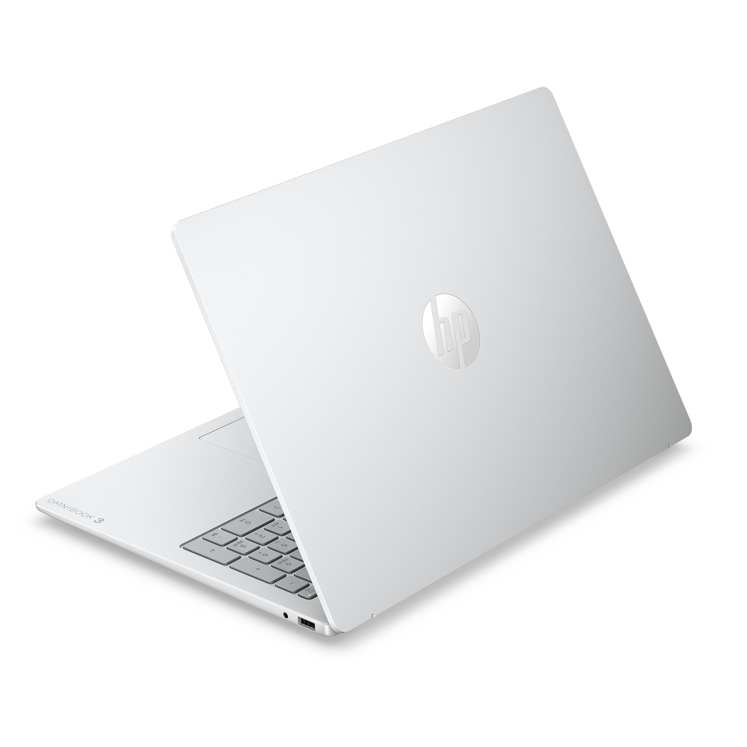 Un ordenador portátil plateado HP OmniBook 3 visto desde un ángulo de tres cuartos trasero sobre fondo blanco.