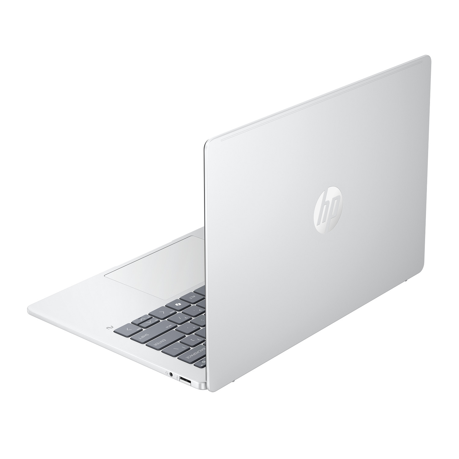 Un portátil HP plateado se encuentra inclinado sobre un fondo blanco, mostrando el teclado y el logo de HP.