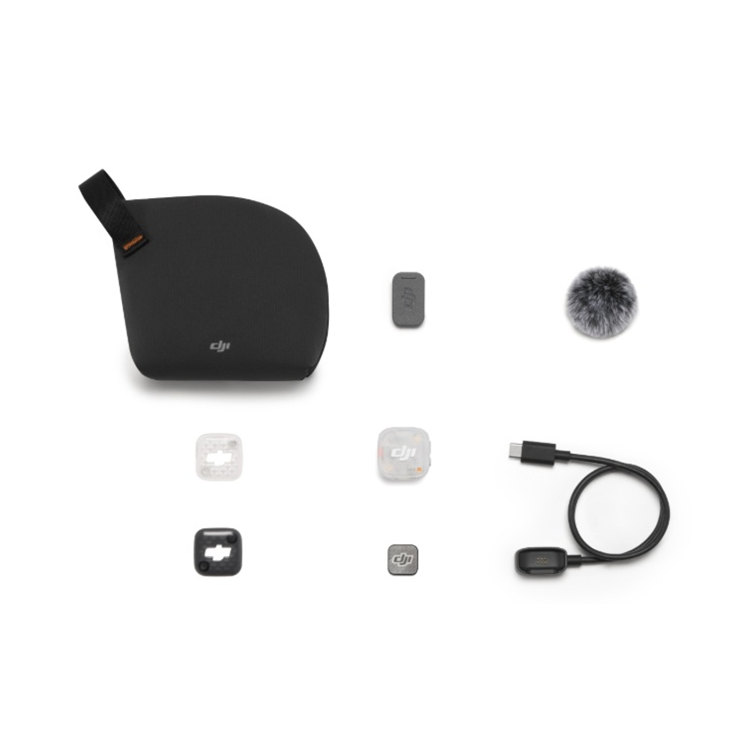 Accessori per microfono DJI tra cui custodia, trasmettitori, protezione antivento e cavo.