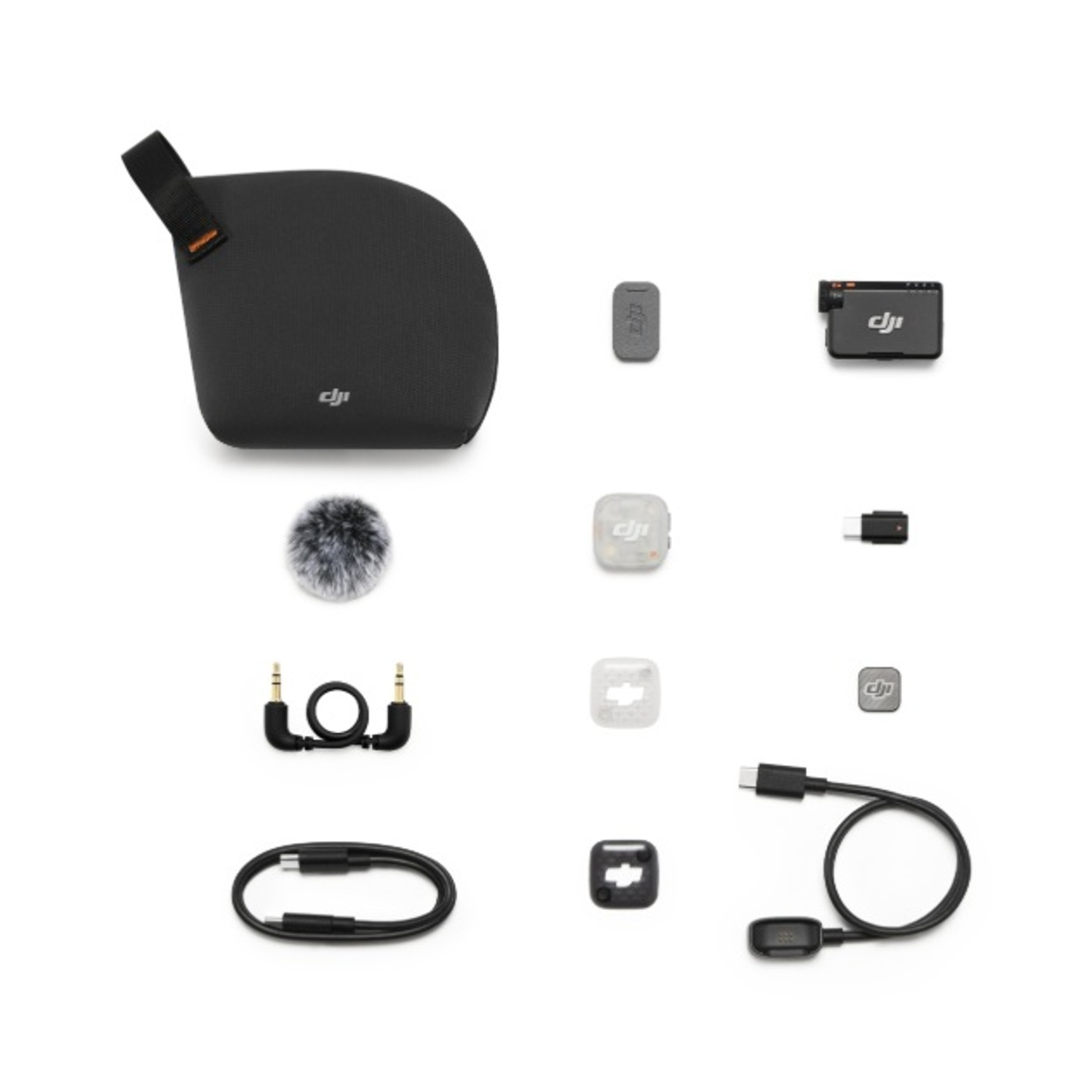 Kit microfono DJI con custodia nera, antivento peloso, cavi, adattatori e trasmettitori su sfondo bianco.