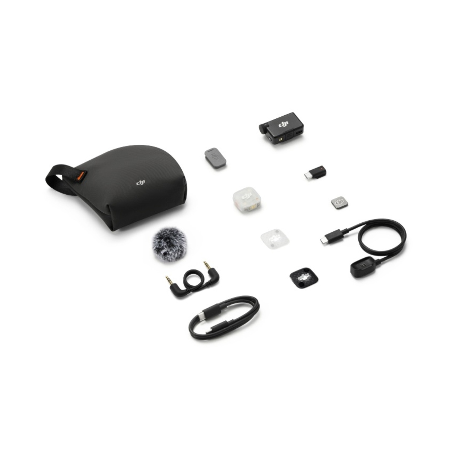 Kit microfono DJI su sfondo bianco con custodia, ricevitore, trasmettitori, cavi, antivento e accessori.