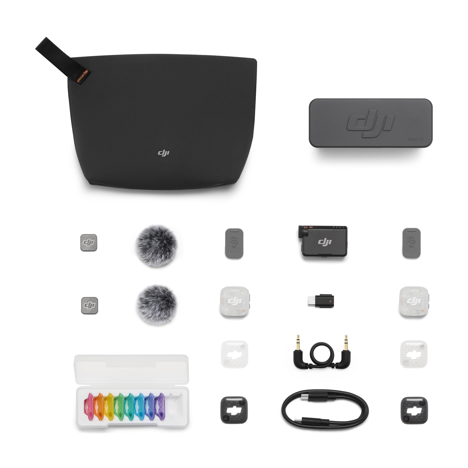 Set accessori per microfono DJI con custodia, ricevitori, trasmettitori, antivento, cavi e clip colorate su fondo bianco.