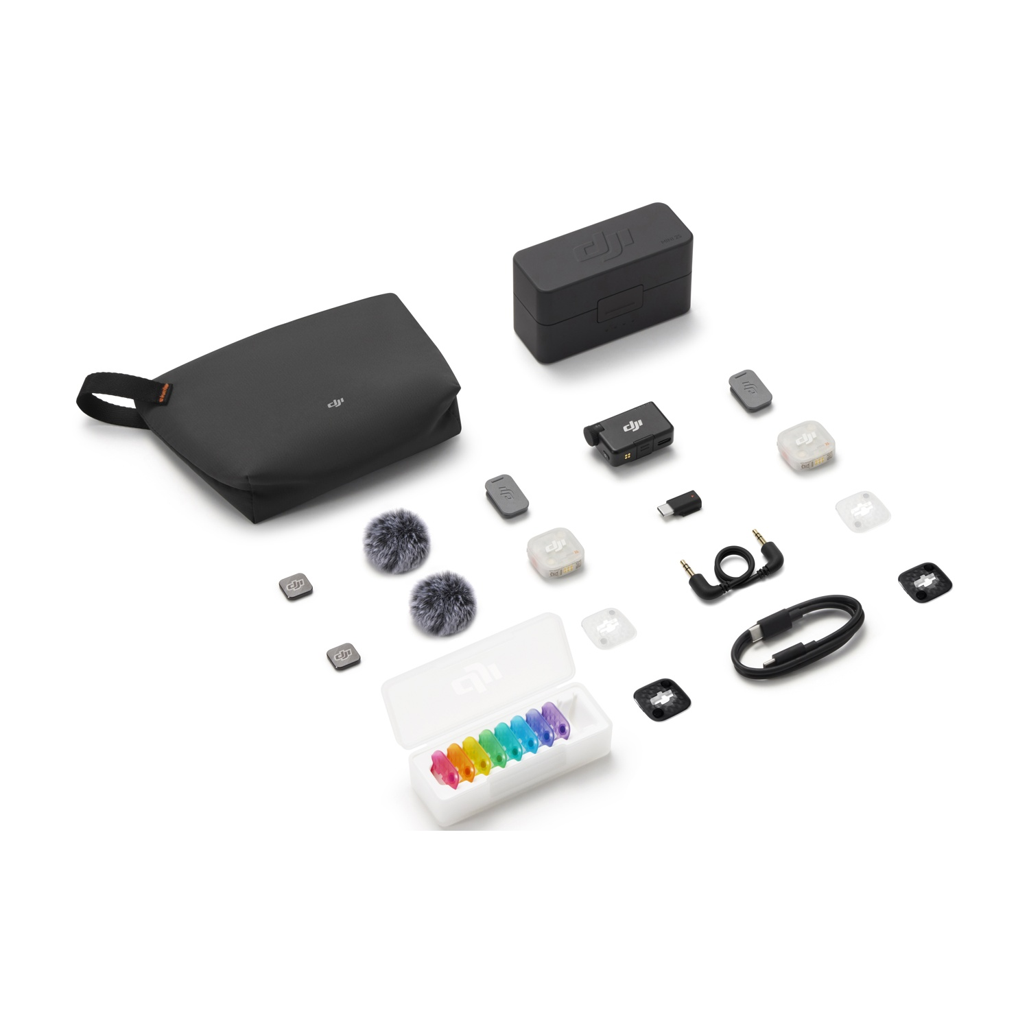 Kit microfono DJI con custodia di ricarica, borsetta, antivento, cavi e adattatori su sfondo bianco.