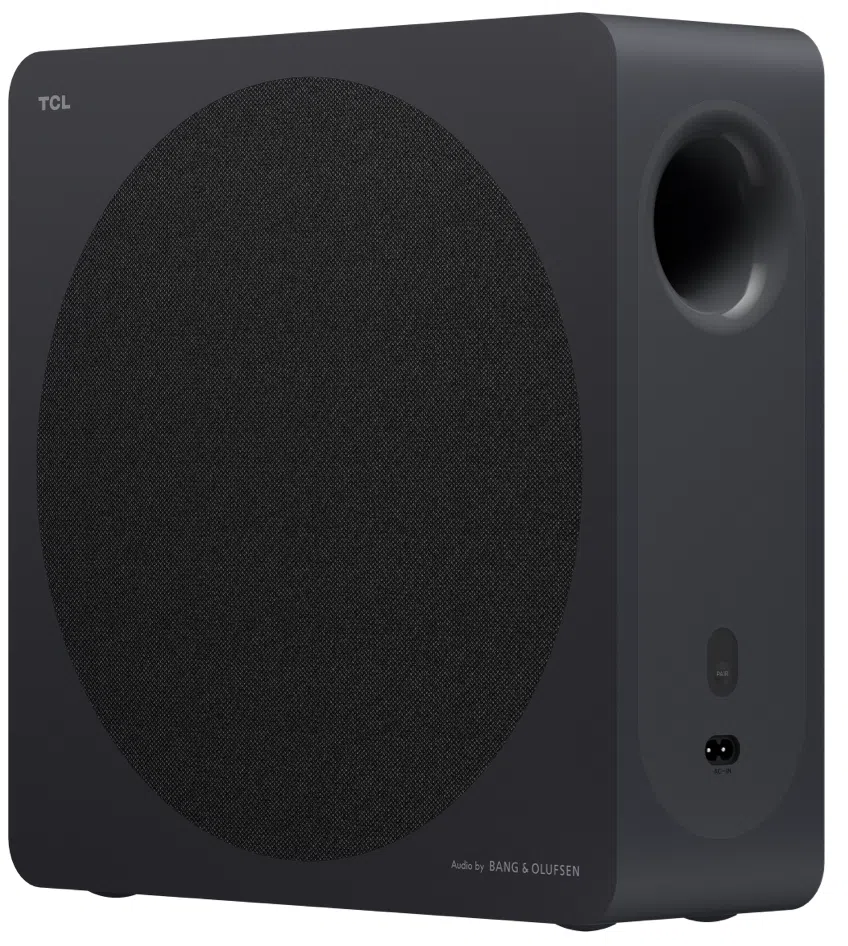 Ein schwarzer TCL Subwoofer von Bang & Olufsen mit rundem Lautsprechergitter und Seitenport.