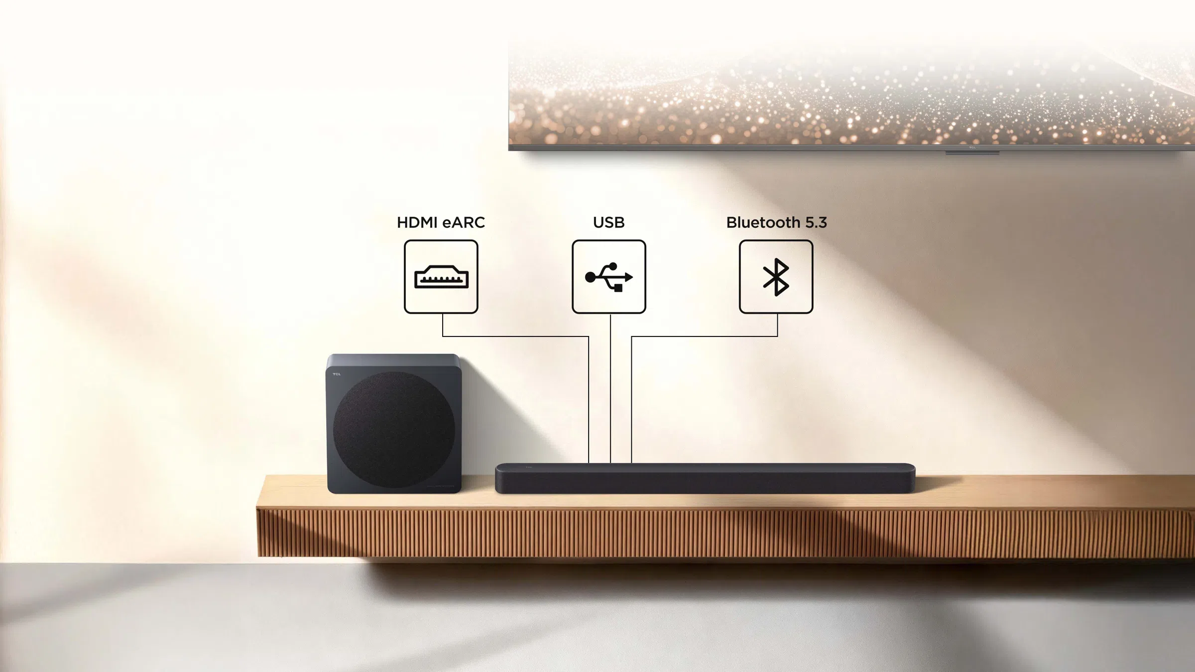 Eine Soundbar und ein Subwoofer auf einem Holzboard zeigen HDMI, USB und Bluetooth 5.3 Symbole.