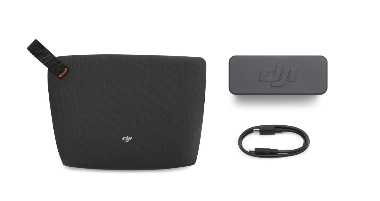 Czarne etui DJI, szara ładowarka i kabel USB-C na białym tle.