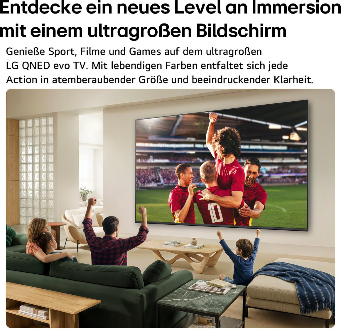 Familie sitzt auf einem Sofa und schaut Fußball auf einem riesigen LG QNED evo TV.