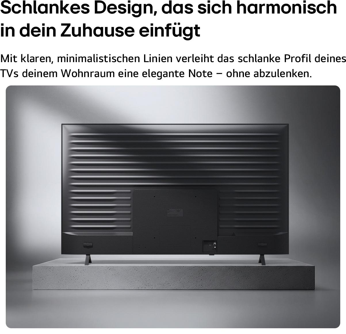 Rückansicht eines schlanken schwarzen Fernsehers auf einem Sockel mit Text auf Deutsch.