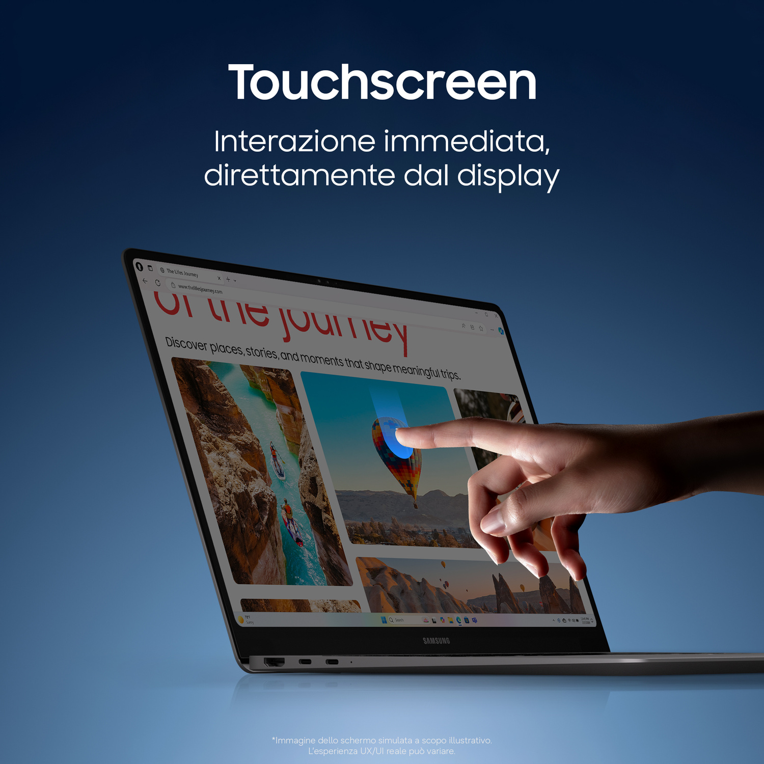 Un dito tocca il touchscreen di un laptop Samsung che mostra una pagina web.