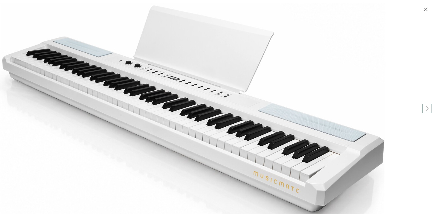 Białe pianino cyfrowe z czarną klawiaturą i pulpitem na nuty na jasnym tle.