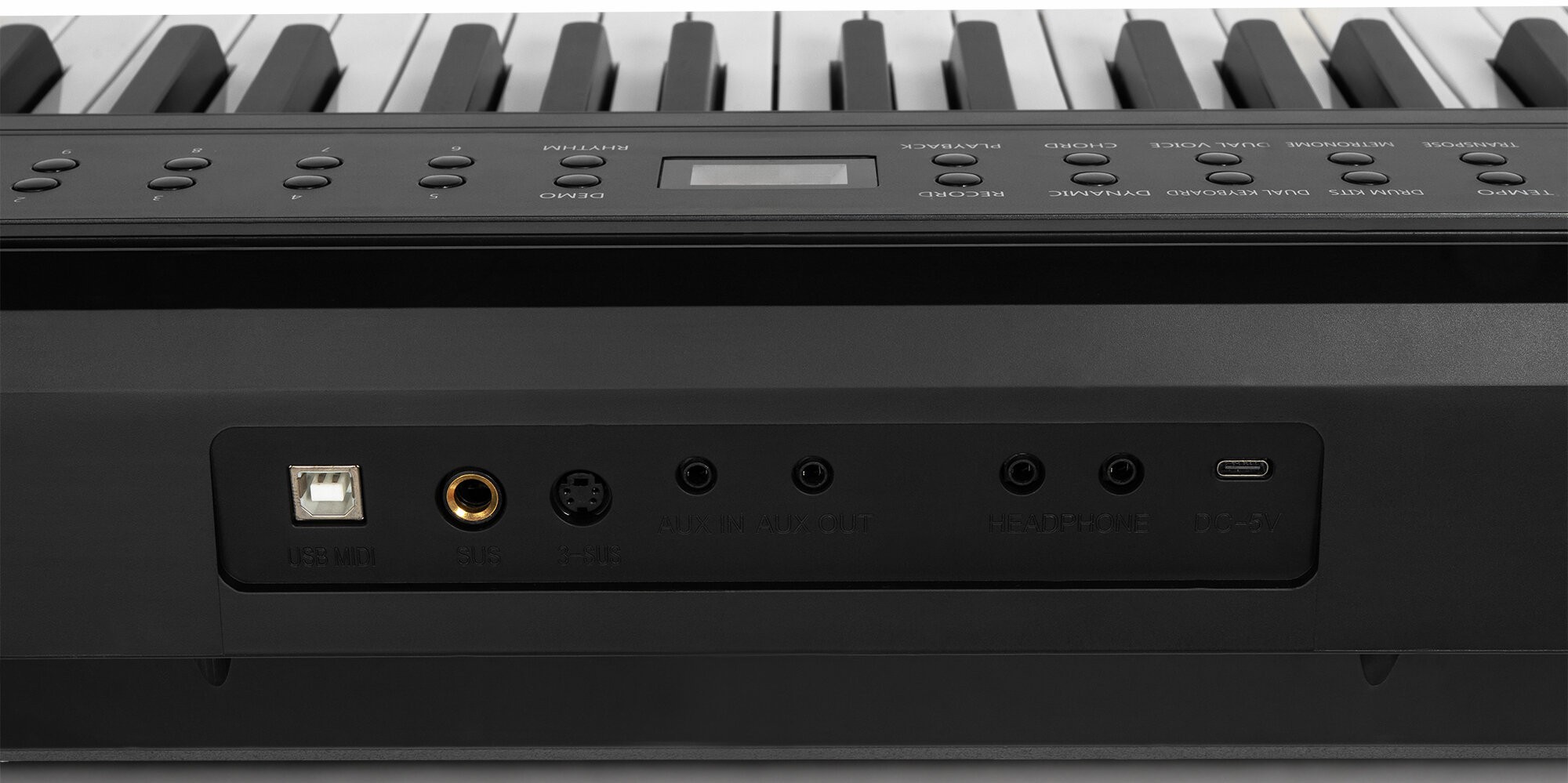Tylny panel czarnego pianina cyfrowego z portami USB, AUX i słuchawkowymi.