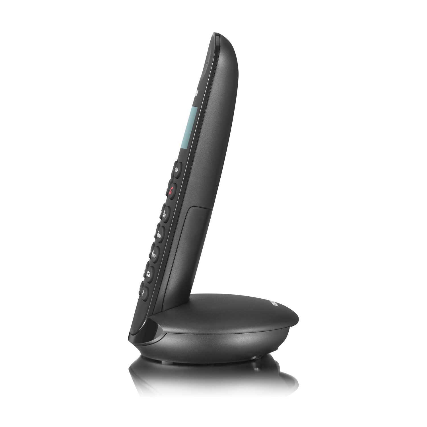 Un telefono cordless nero è posizionato di lato sulla base di ricarica su sfondo bianco.