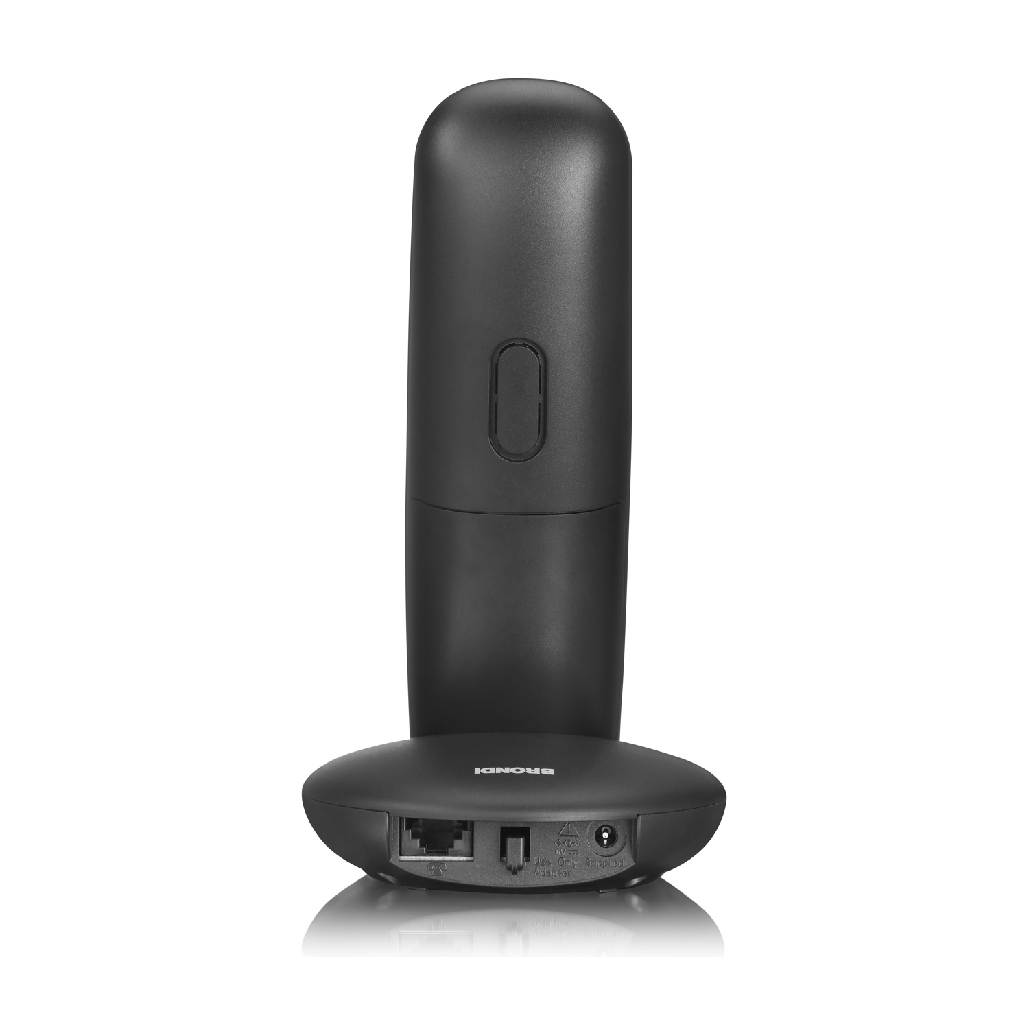Un telefono cordless nero è posizionato sulla sua base di ricarica su sfondo bianco, visto da dietro.