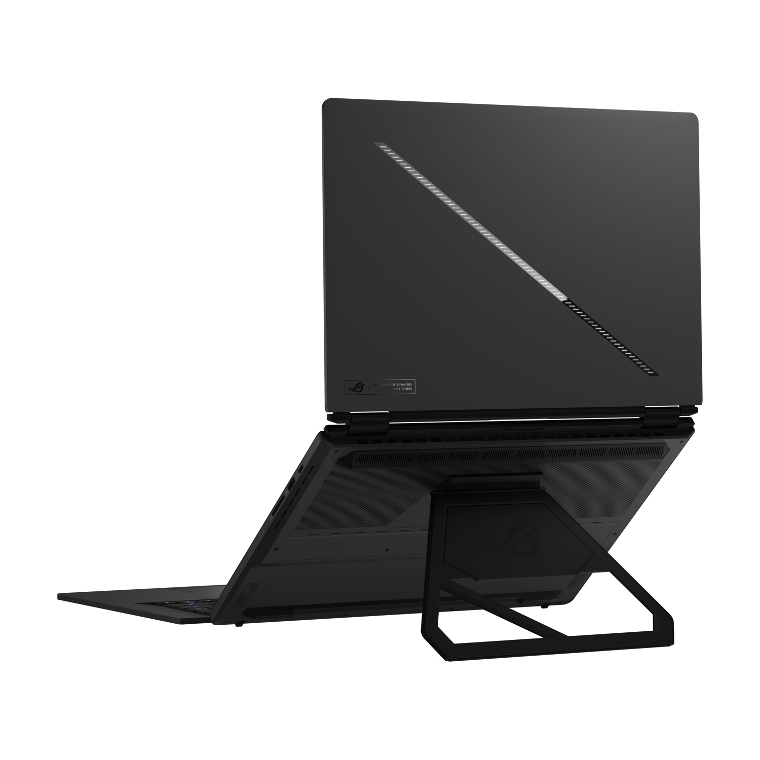 Un laptop nero con retro illuminato in diagonale e supporto su sfondo bianco.
