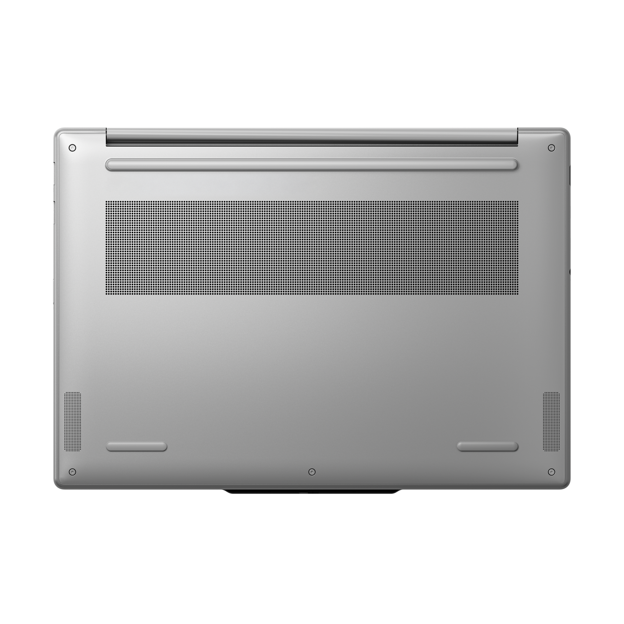 Die silberne Unterseite eines Laptops mit Lüftungsgitter und kleinen Standfüßen vor schwarzem Hintergrund.