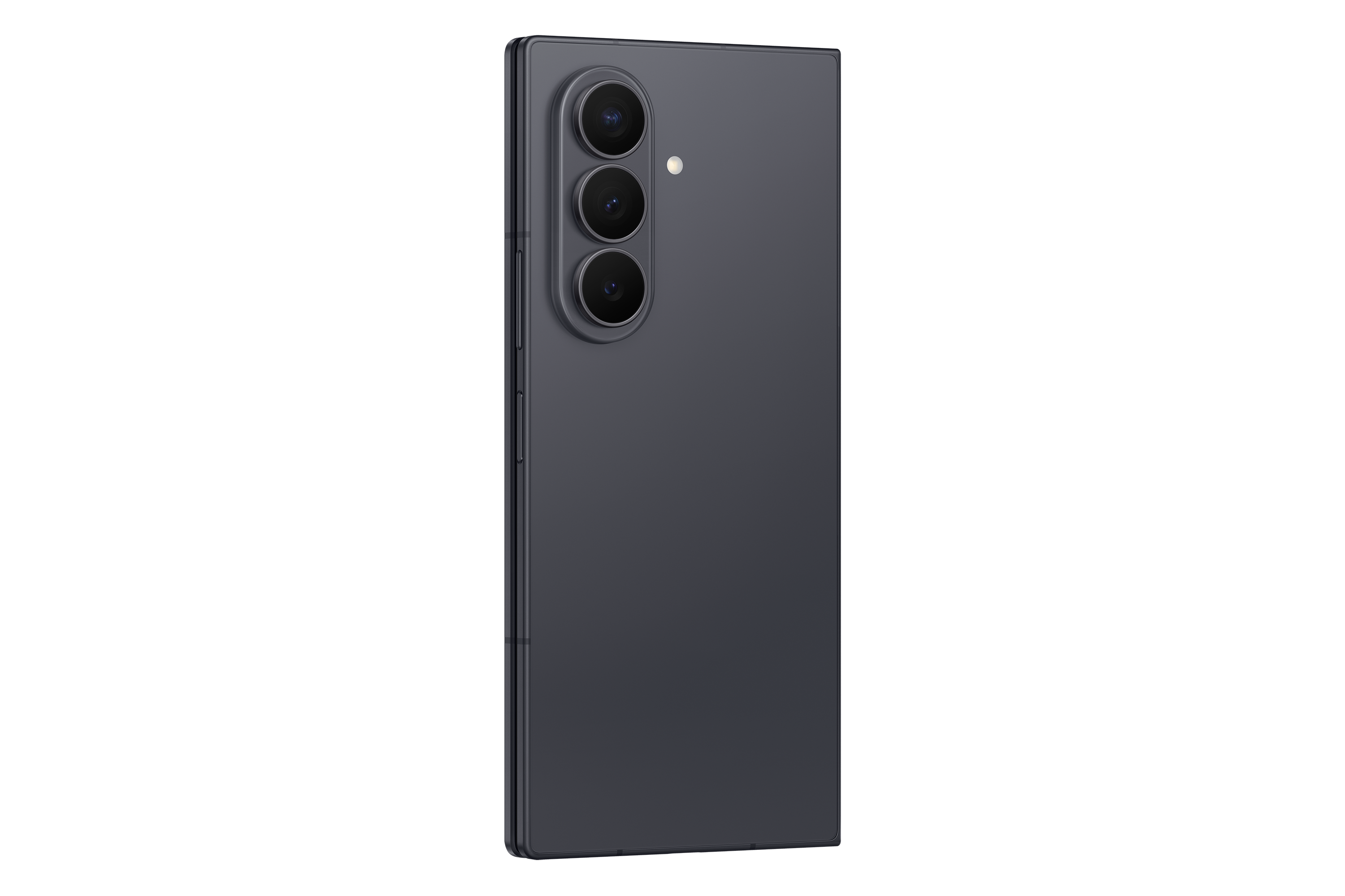 Rückansicht eines dunklen Smartphones mit vertikal angeordneter Dreifachkamera und Blitz auf schwarzem Hintergrund.