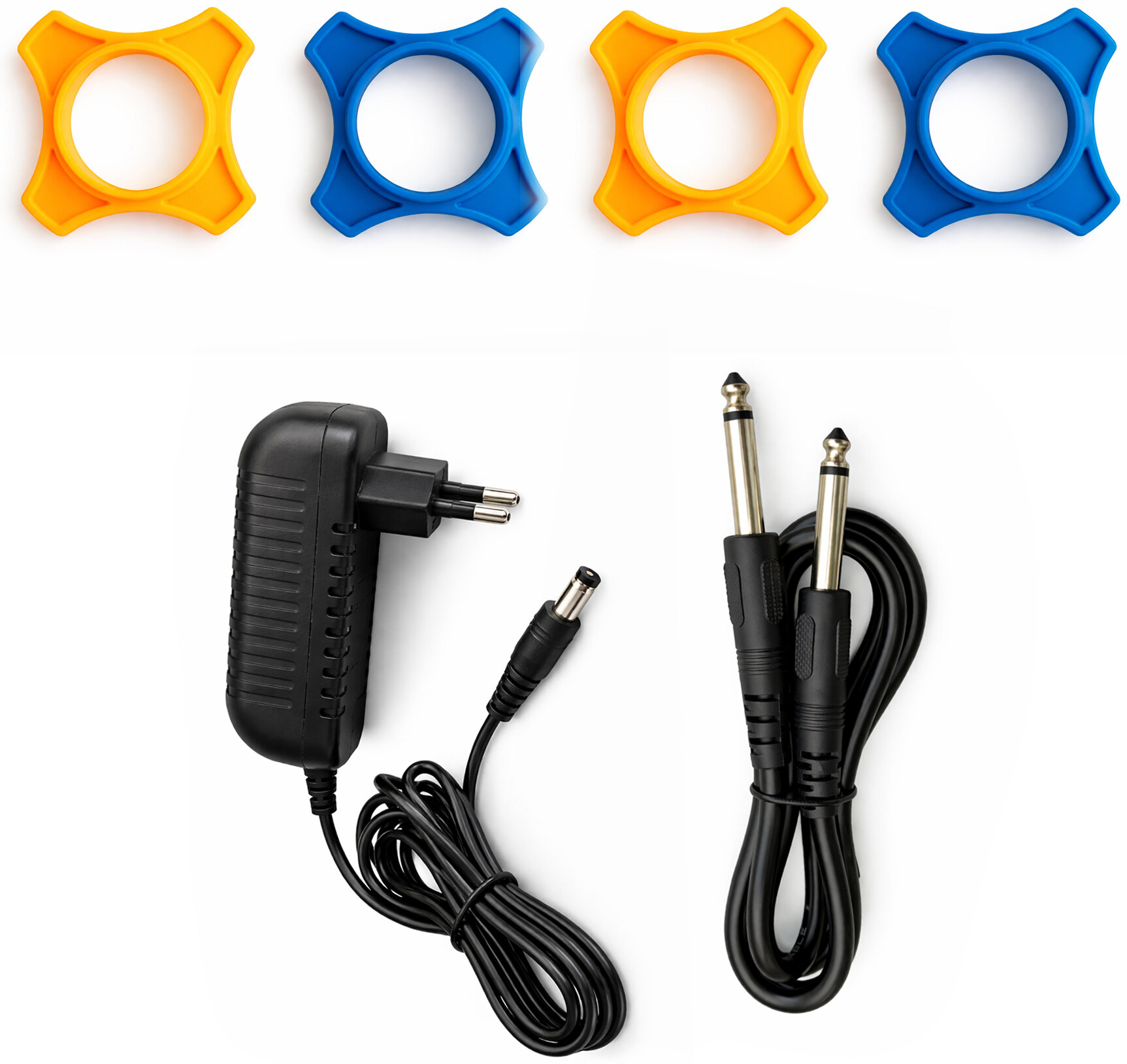 Cztery kolorowe plastikowe pierścienie u góry, zasilacz i kabel audio na białym tle.