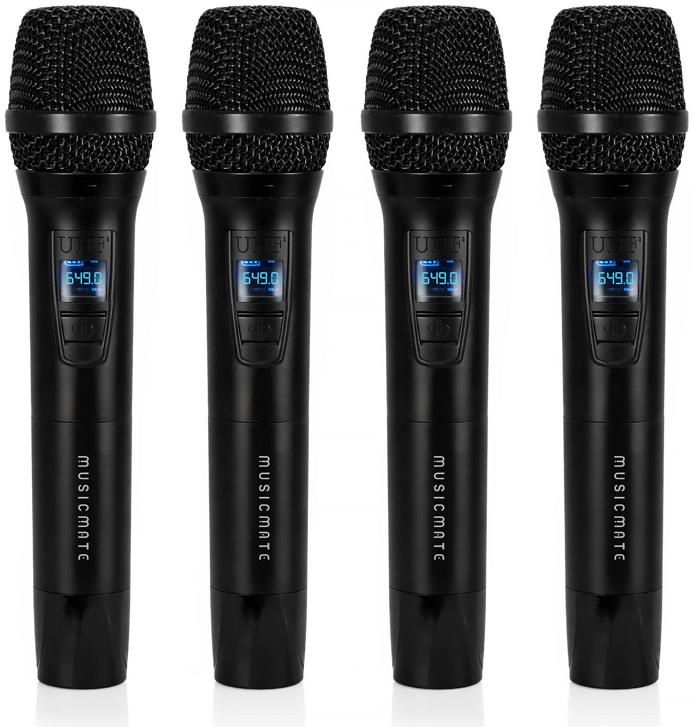 Cztery czarne mikrofony bezprzewodowe z niebieskim wyświetlaczem cyfrowym i napisem MUSICMATE na białym tle.