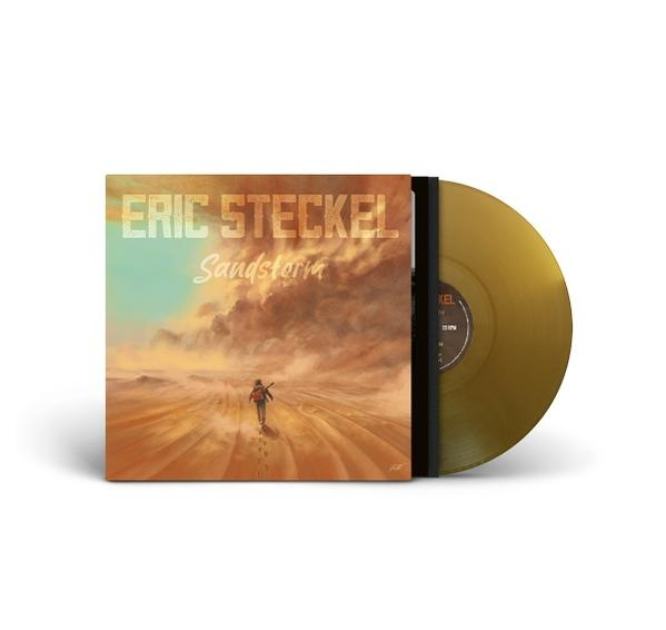 Eric Steckels Albumcover 'Sandstorm' zeigt einen Reisenden in einer Wüste, begleitet von einer goldenen Vinylplatte.
