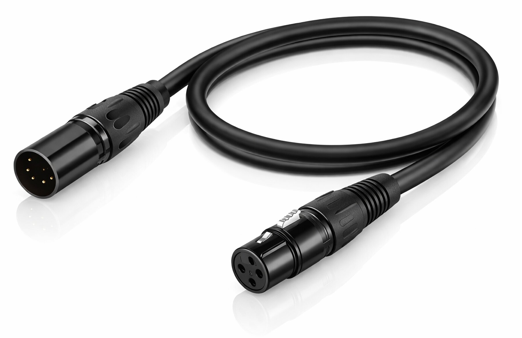 Czarny kabel audio XLR ze złączami na obu końcach na białym tle.