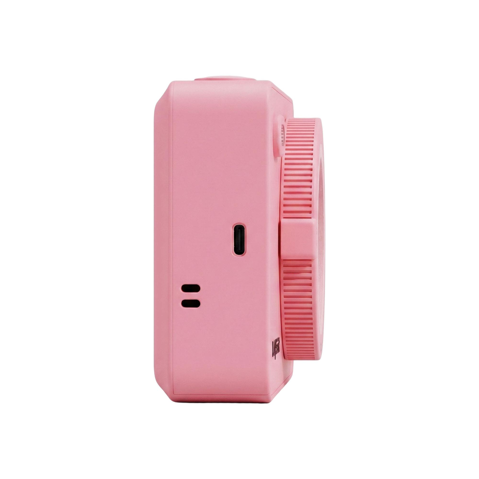 USB bağlantı noktası ve hoparlörlü pembe dijital kameranın yan görünümü.
