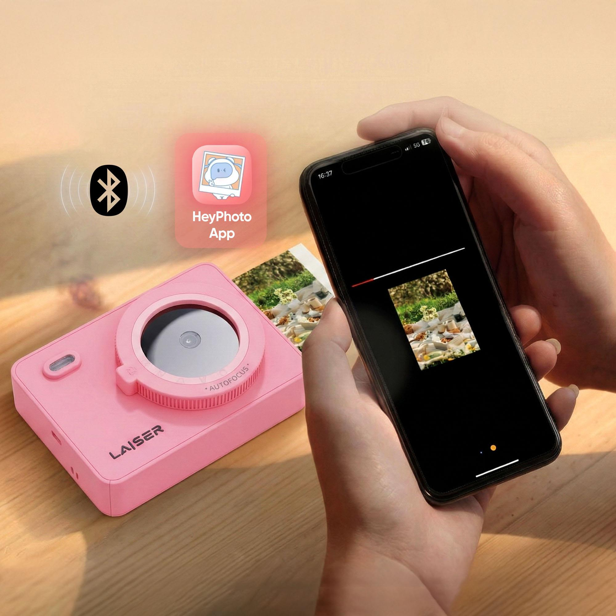 Pembe mini yazıcı, Bluetooth ve uygulama ile bağlı bir akıllı telefondan fotoğraf basıyor.
