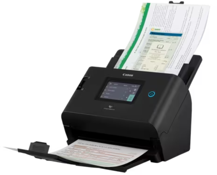 Uno scanner per documenti nero con fogli inseriti e scansionati su sfondo nero.