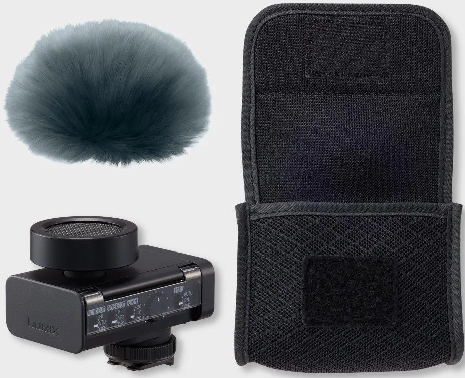 Microfono Lumix con protezione antivento in pelliccia e custodia nera su sfondo grigio.