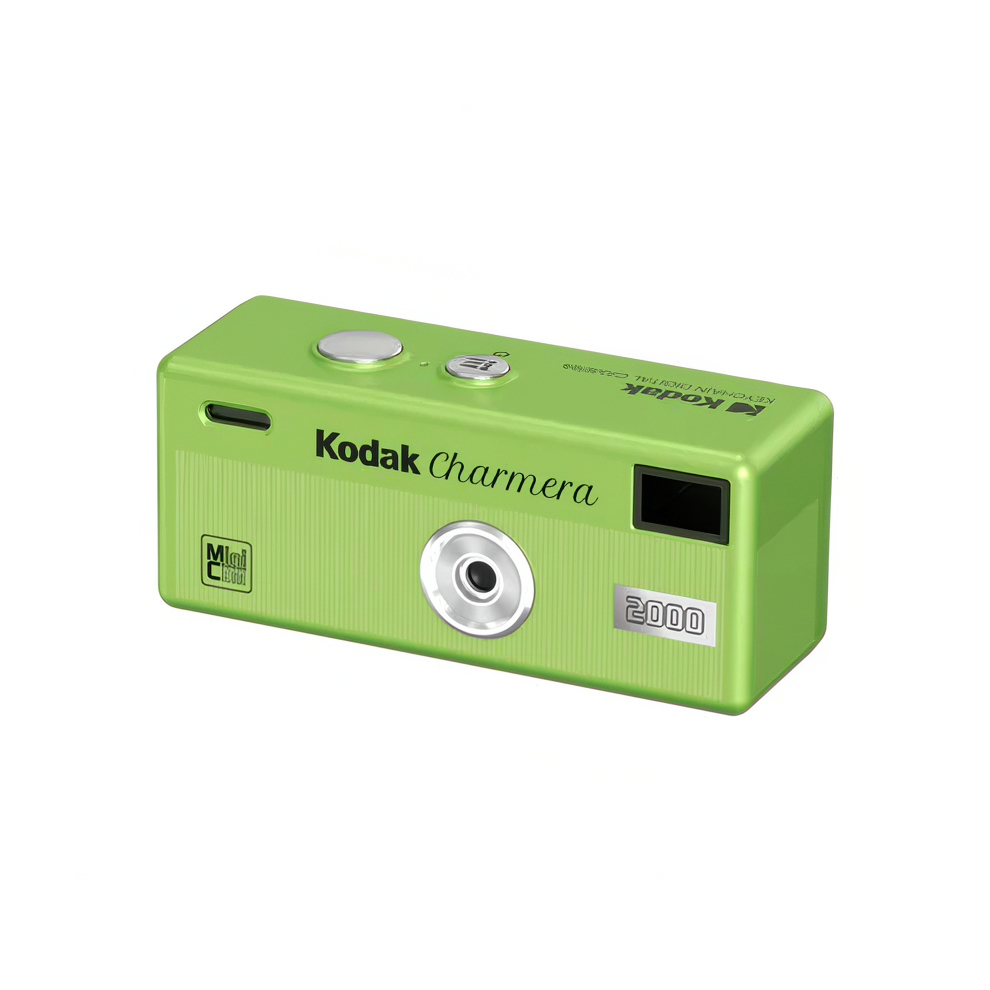 Beyaz arka planda gümüş düğmelere ve siyah vizöre sahip yeşil Kodak Charmera 2000 mini dijital kamera.