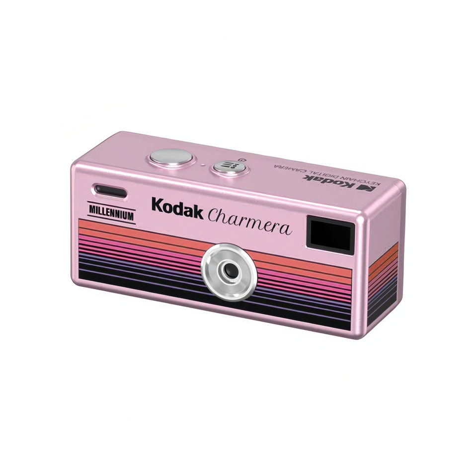 Beyaz arka planda renkli şeritlere ve gümüş düğmelere sahip pembe Kodak Charmera dijital kamera.