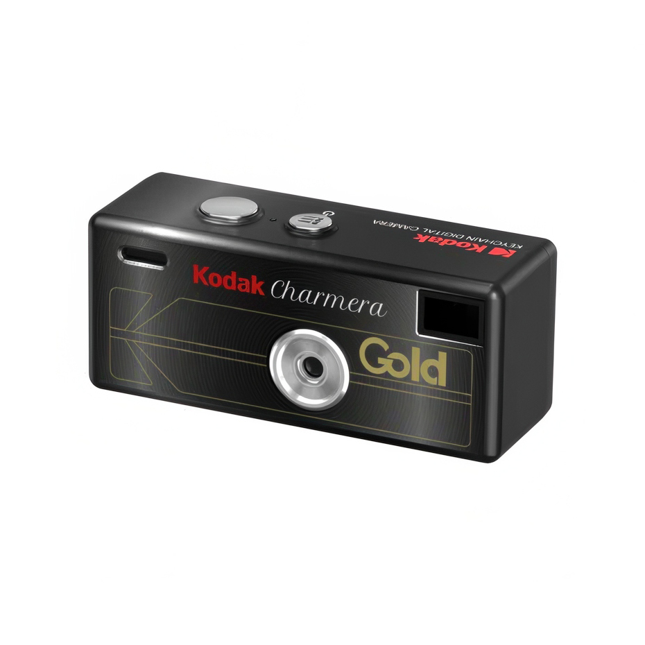 Beyaz arka plan üzerinde altın detayları ve kırmızı logosu olan siyah Kodak Charmera anahtarlık dijital kamera.