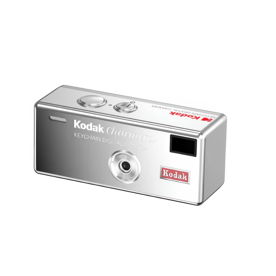 Beyaz arka planda kırmızı Kodak logolu gümüş renkli Kodak Charmera anahtarlık dijital kamera.
