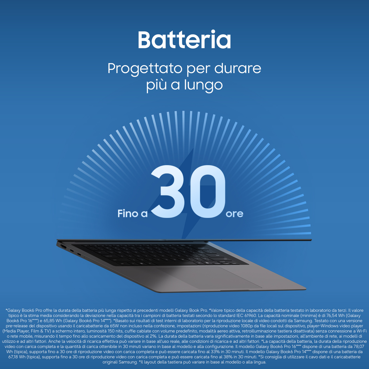 Laptop su sfondo blu con testo sulla durata della batteria fino a 30 ore.